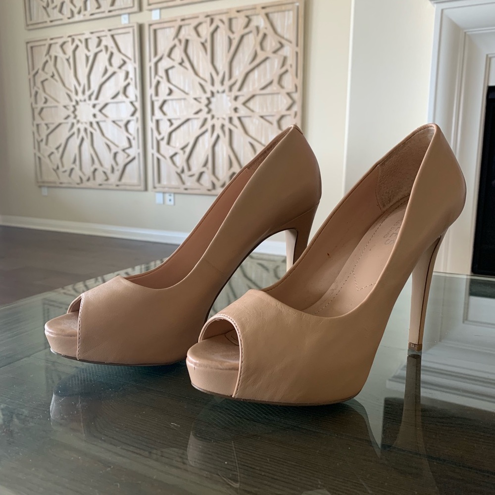 Nude platform peep-toe pump